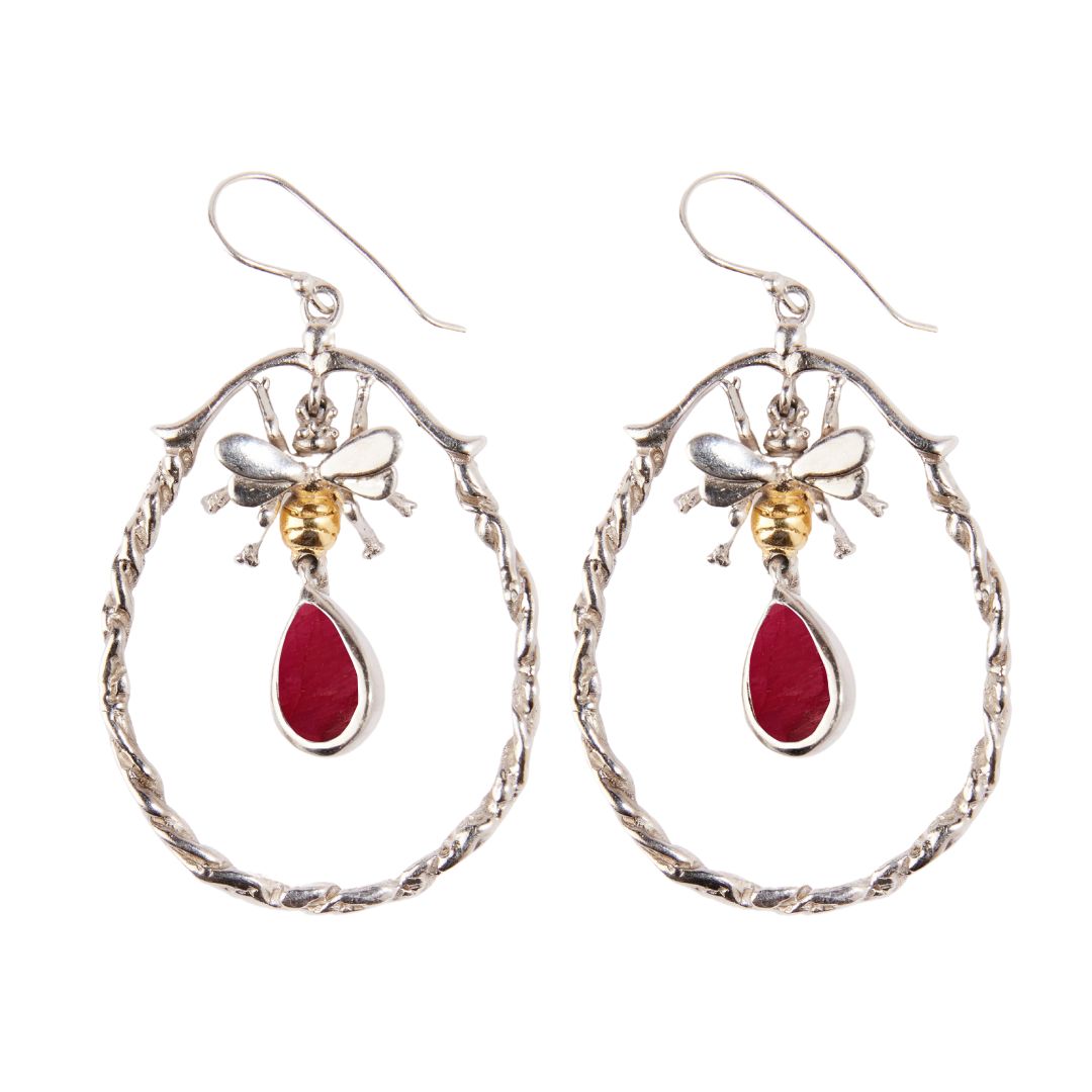 Watermelon Tropical’s Wildlife Large Bee Hoop Drops feature a charming bee at the top, an oval twisted silver hoop, and a vibrant gemstone teardrop for an elegant, nature-inspired look.